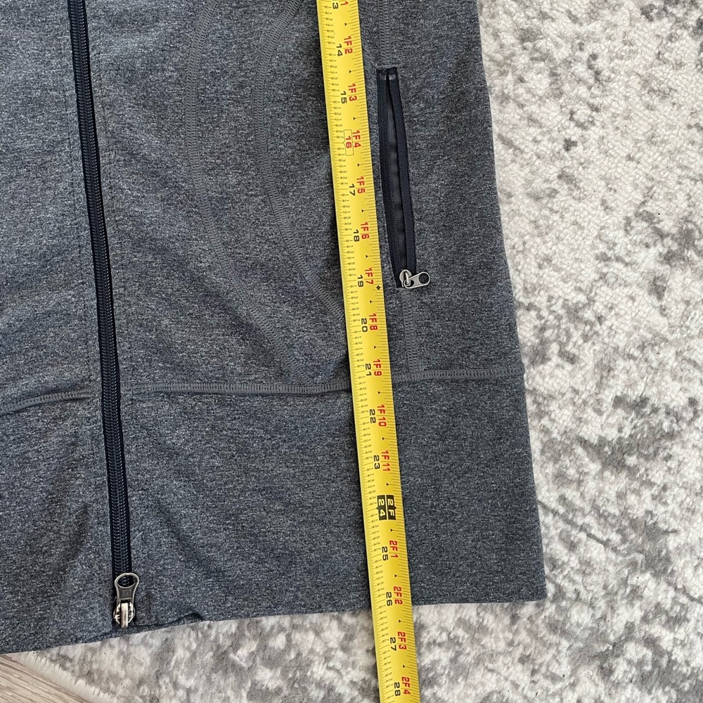 Lululemon In Stride jacket. Sz 8. - Picture 9 of 10